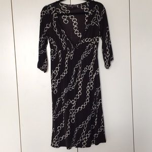 3/4 sleeve black silk w/chain pattern v-neck dress